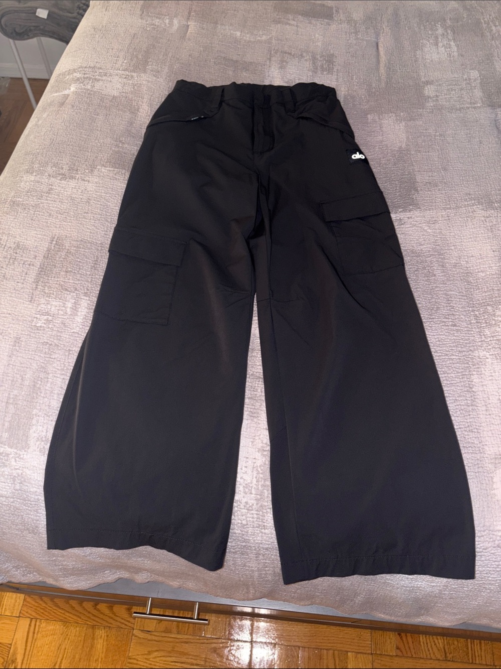 LIKE NEW Alo Workwear Cargo Pants in Black